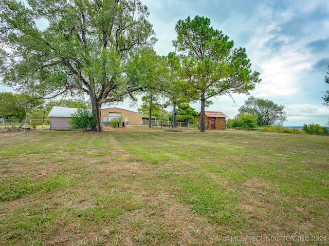 view of yard with an outbuilding