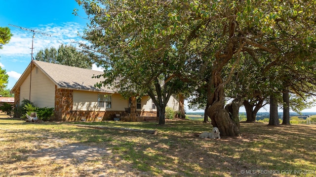 view of front of house featuring a front lawn