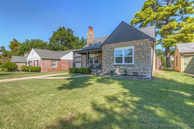 view of front of property with a front yard