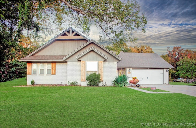 view of front of home featuring a garage and a front yard