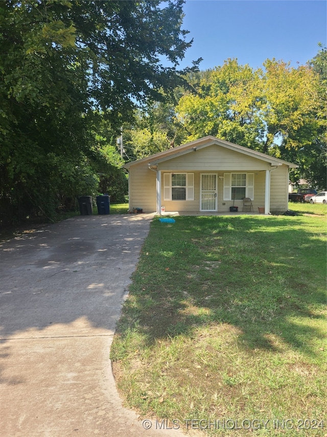 view of front facade featuring a front yard and a porch