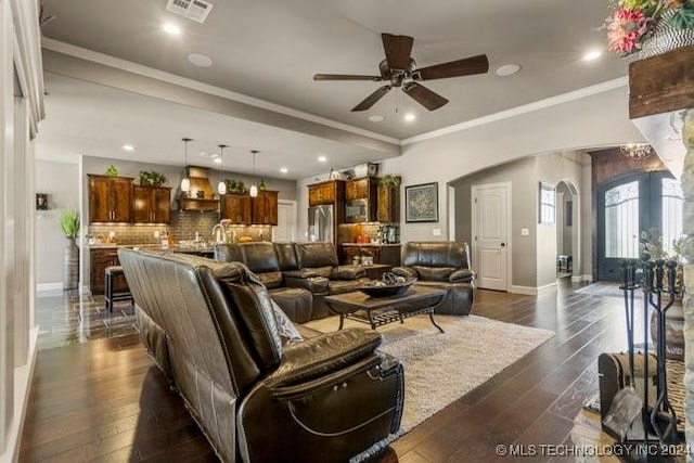 3526 Evans Ave, Mannford, OK 74044 - living area featuring arched walkways, baseboards, ceiling fan, dark wood-type flooring, and recessed lighting