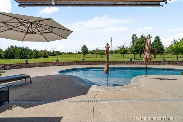 3526 Evans Ave, Mannford, OK 74044 - swimming pool with a patio area