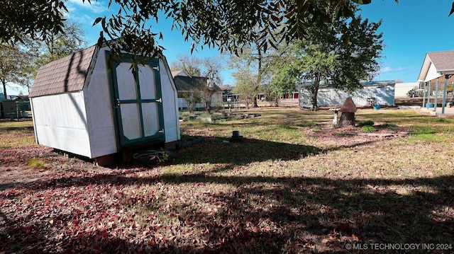 view of yard featuring a storage shed