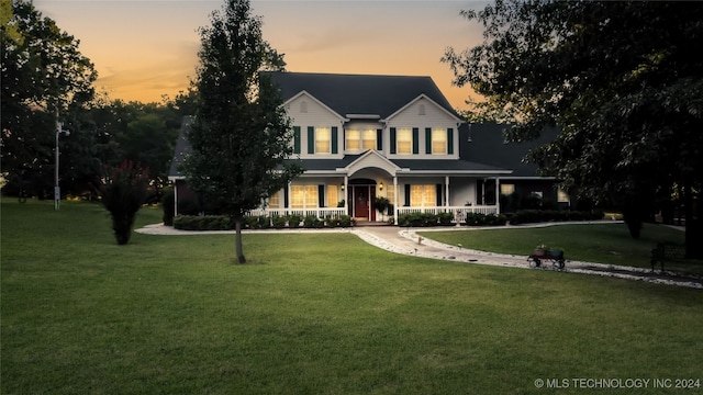 view of front facade featuring a yard