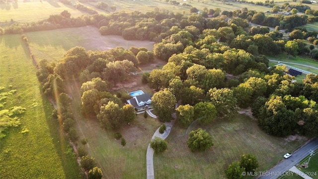 birds eye view of property featuring a rural view