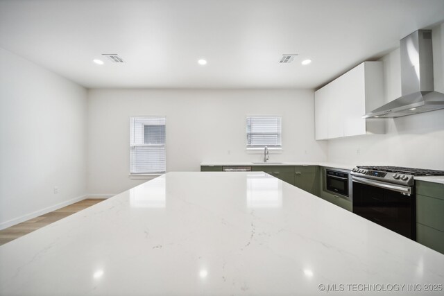 unfurnished bedroom with ceiling fan, a tray ceiling, and light hardwood / wood-style flooring