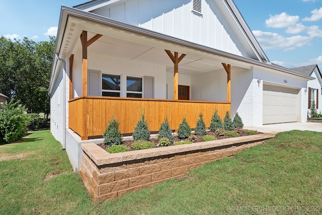 view of front facade with a garage and a front yard