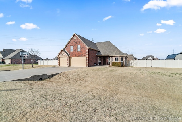 view of front facade featuring a garage and a front yard