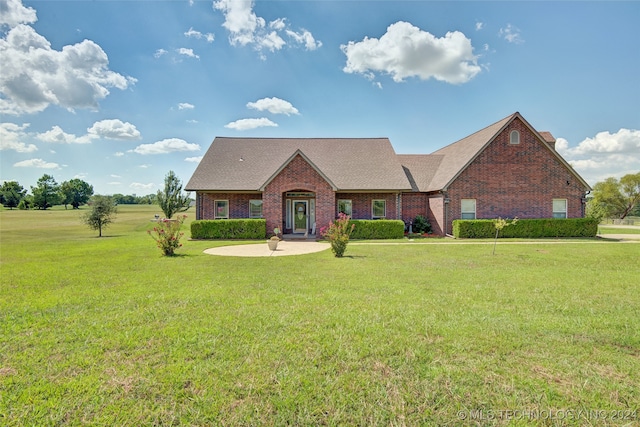 view of front of house with a front lawn