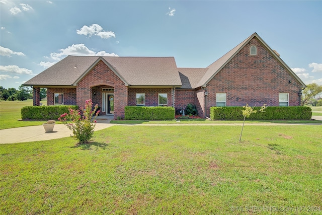 view of front of property featuring a front lawn