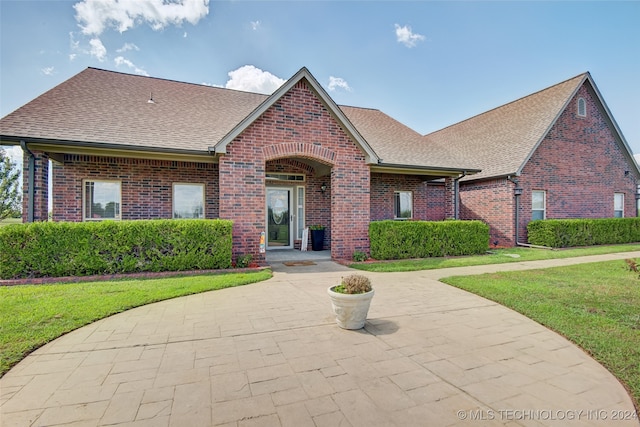 view of front of home with a front lawn