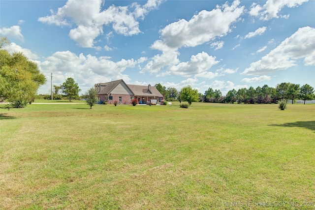 view of yard featuring a rural view