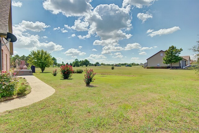 view of yard with a rural view