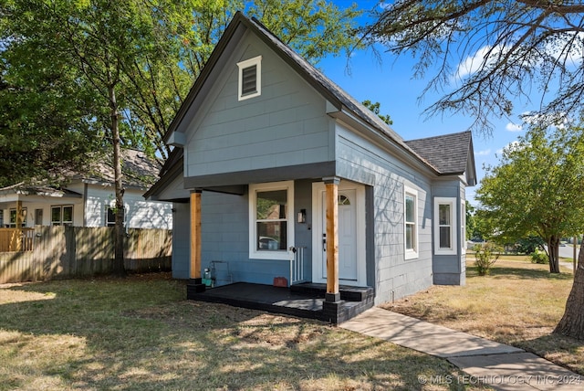 bungalow-style house with a front yard