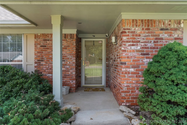 property entrance featuring covered porch