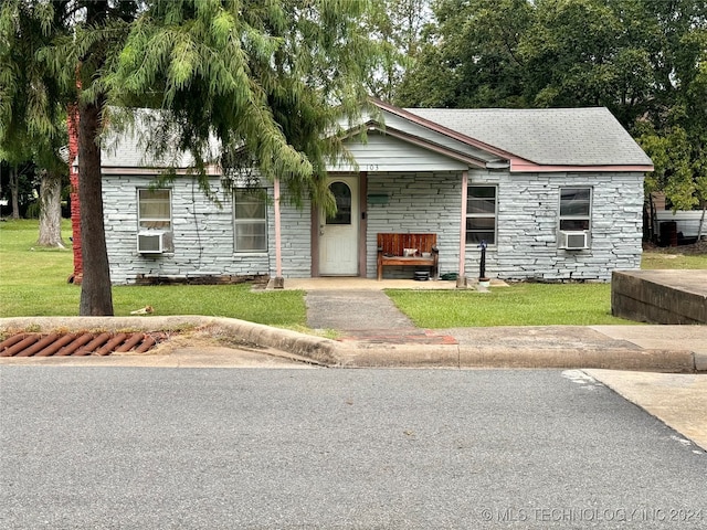 view of front of house featuring a front yard