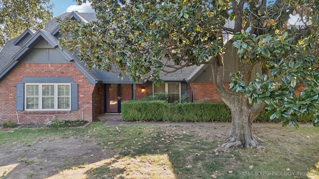 view of front of house with a front lawn