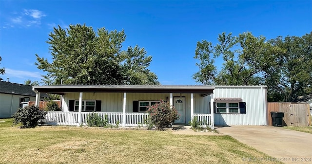 view of front of home featuring a front lawn and covered porch