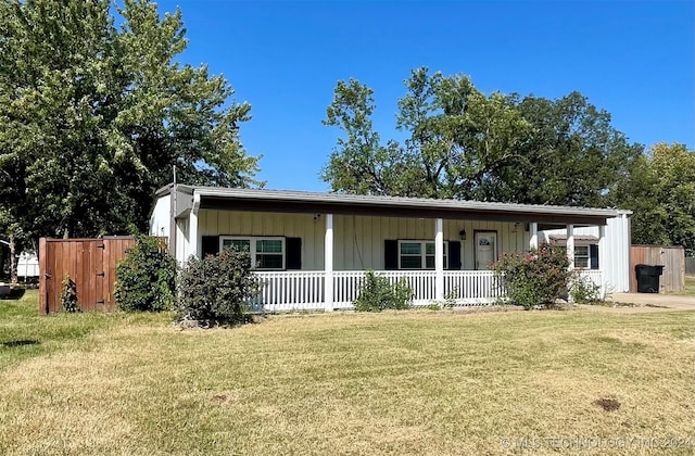 view of front facade featuring a front yard and a porch