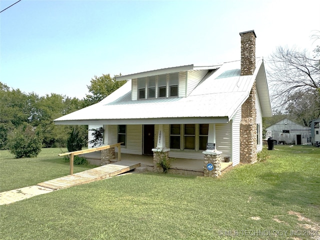 view of front of house featuring a front lawn