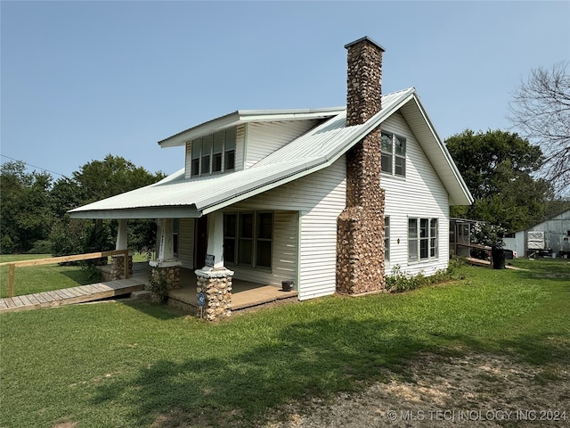 back of house featuring a lawn