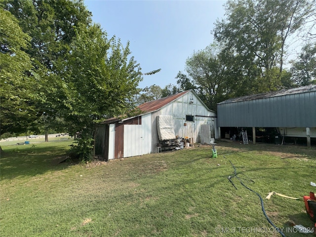 view of yard with an outdoor structure