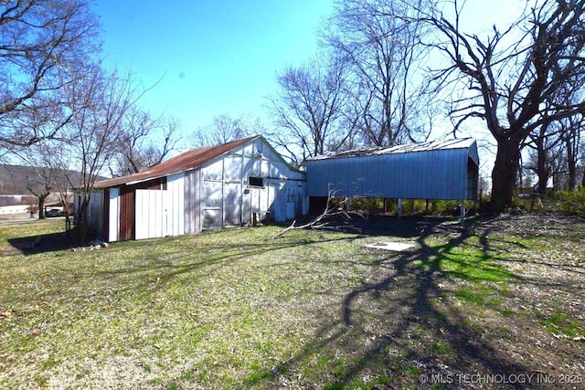 view of yard featuring a pole building and an outdoor structure