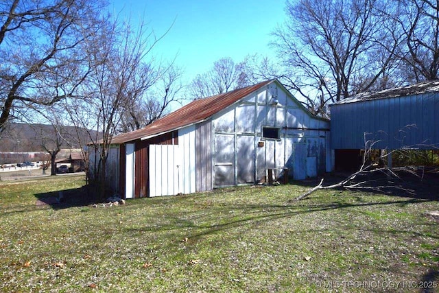 view of outdoor structure with an outbuilding