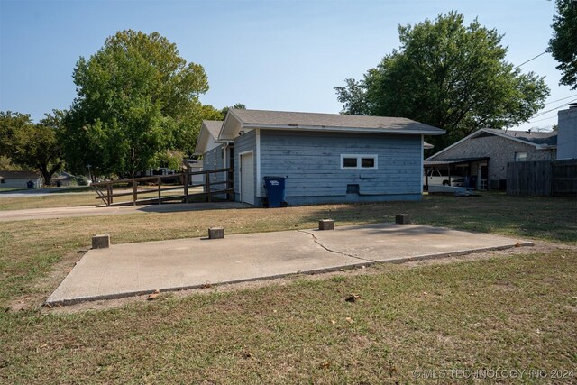 606 N B Ave, Cleveland, OK 74020 - rear view of house with a garage