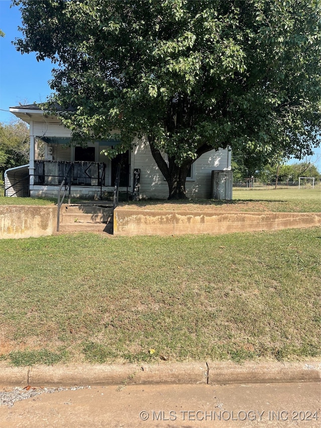 view of yard featuring covered porch