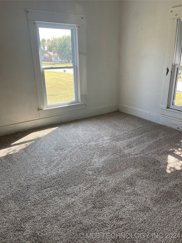 unfurnished room with carpet