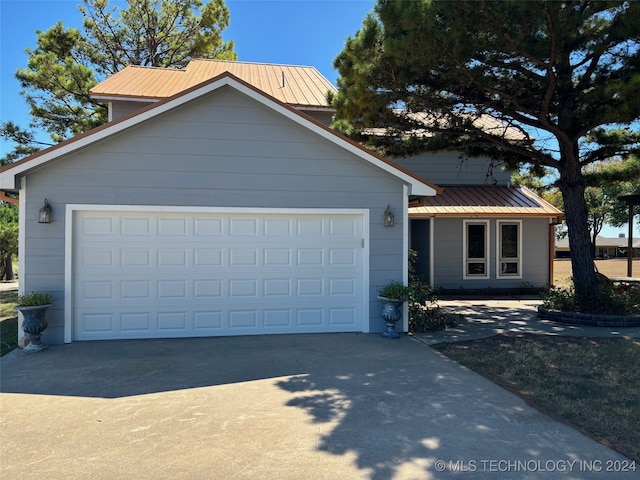 view of front property featuring a garage