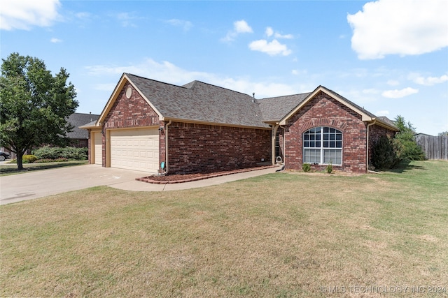 view of front of house featuring a front lawn and a garage