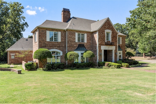 view of front of house with a front lawn