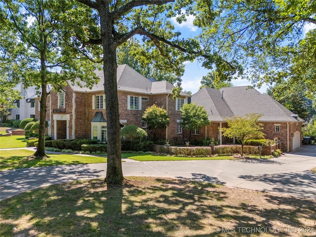 view of front facade featuring a front yard and a garage