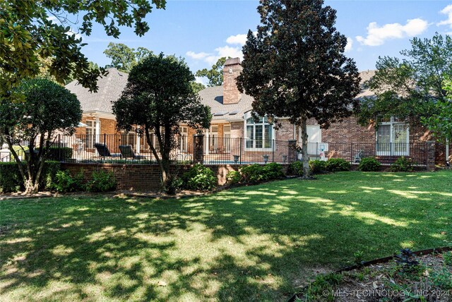 view of front facade featuring a front lawn