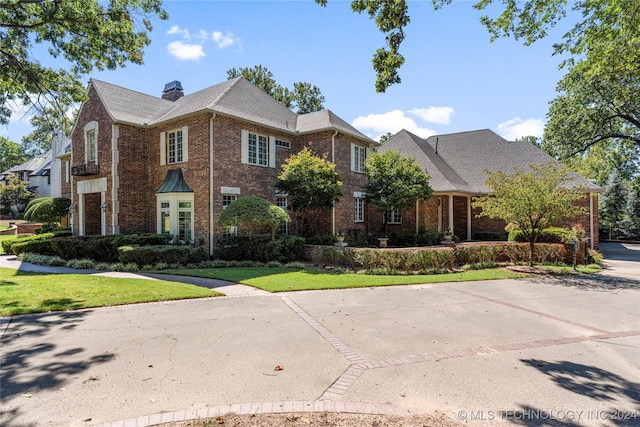 view of front of house featuring a front lawn