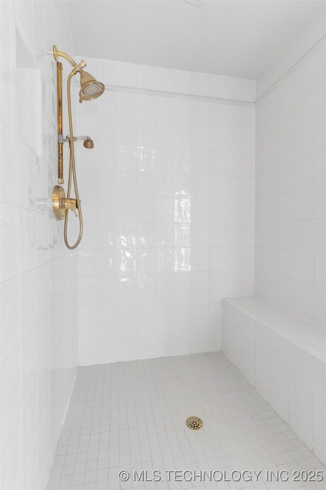 bathroom featuring a tile shower