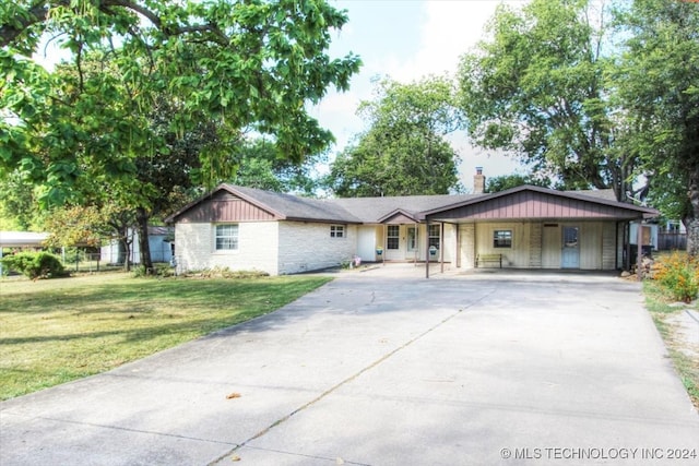 single story home with a front yard