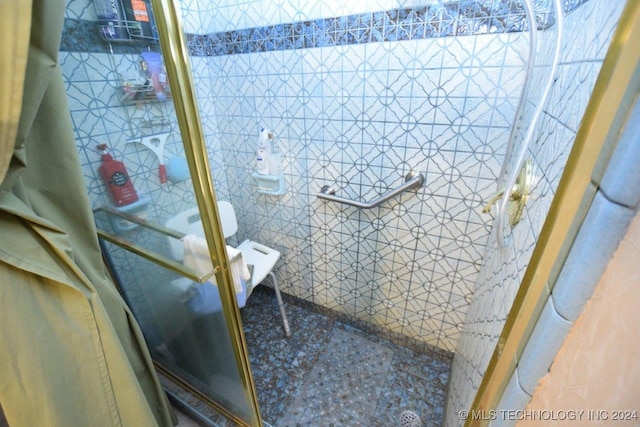 bathroom featuring tiled shower