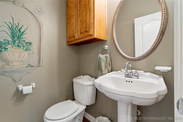 bathroom featuring toilet and sink