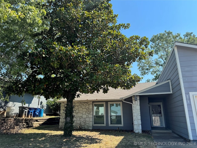 exterior space featuring a front yard