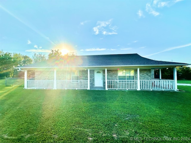 view of front of house featuring covered porch and a front lawn