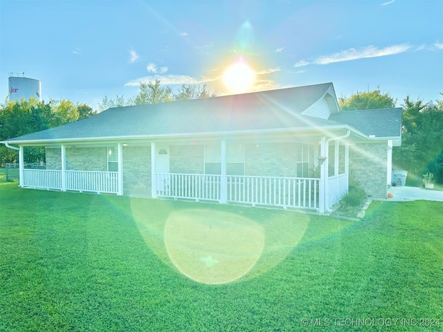 view of front facade with a front yard and covered porch