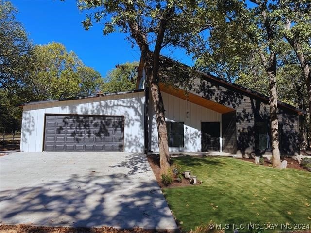 exterior space featuring a front yard