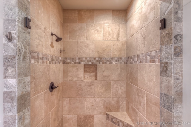 room details featuring a tile shower