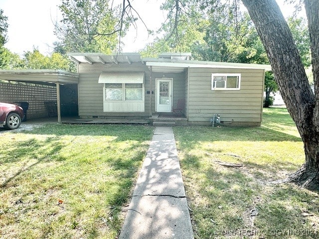 view of front of house featuring a front yard and a carport