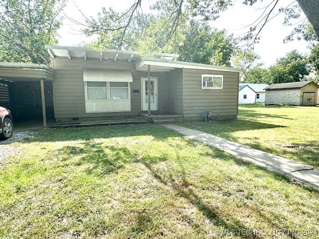 view of front of home featuring a front lawn