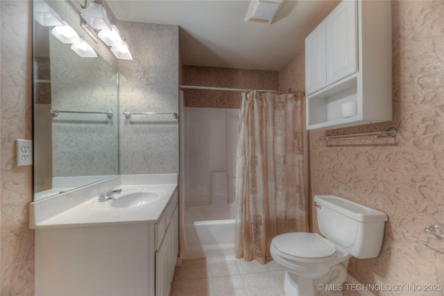 full bathroom featuring shower / bathtub combination with curtain, toilet, tile patterned flooring, wallpapered walls, and vanity